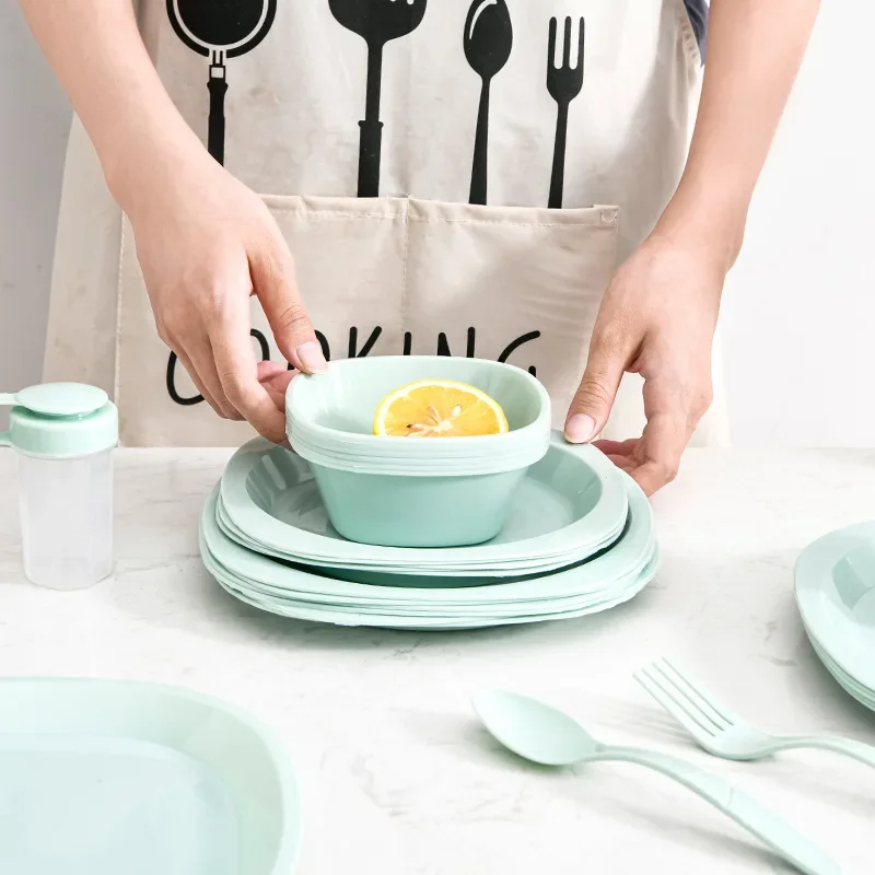 屋外用携帯式プラスチック製食器セット 54点セット。キャンプ - Camping Cooking Dining Set のレビューと価格